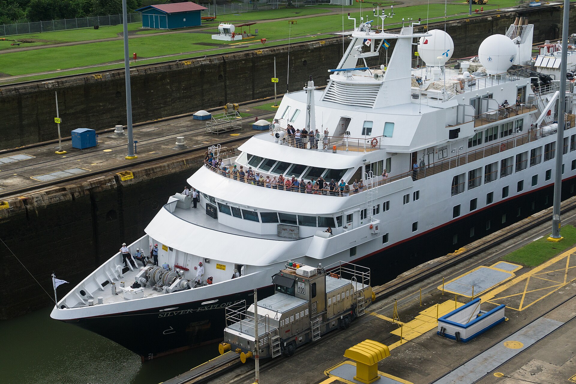 Kreuzfahrtschiff in den Miraflores-Schleusen des Panamakanals
