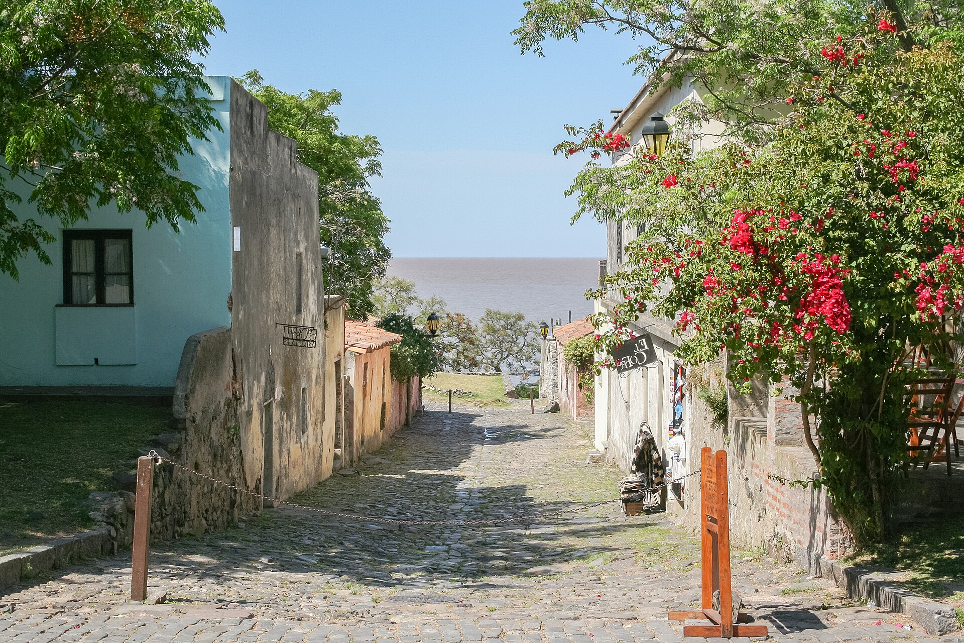 Kopfsteinpflastergasse mit Kolonialhäusern in der Altstadt von Colonia del Sacramento, Uruguay